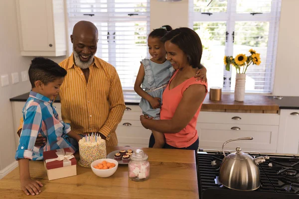 Vista Frontal Una Feliz Familia Afroamericana Multigeneracional Que Celebra Cumpleaños —  Fotos de Stock
