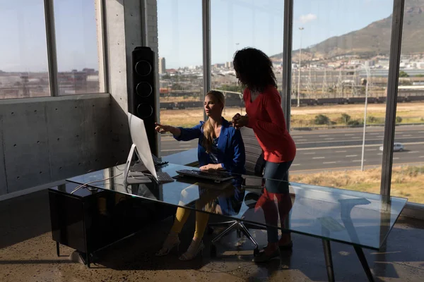 Çok Etnik Gruptan Oluşan Genç Kadın Yöneticiler Birlikte Ofiste Masaüstü — Stok fotoğraf