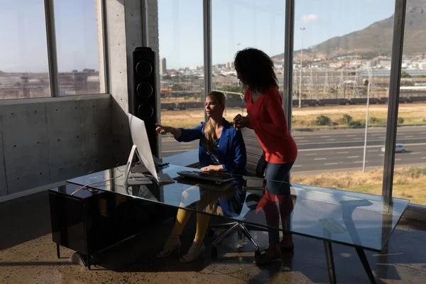 Vista Frontal Ejecutivas Jóvenes Multiétnicas Que Trabajan Juntas Escritorio Oficina — Foto de Stock