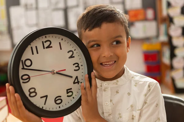 Primo Piano Scolaro Sorridente Razza Mista Con Orologio Parete Che — Foto Stock