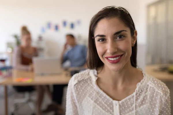 Retrato Bela Mulher Branca Feliz Executivo Sorrindo Escritório Moderno — Fotografia de Stock