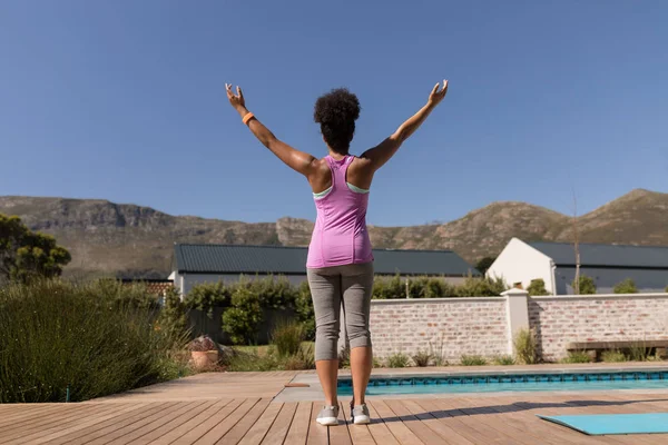 Arkadan Görünüş Afrikalı Amerikalı Kadın Yoga Yüzme Havuzu Yanında Bahçede — Stok fotoğraf