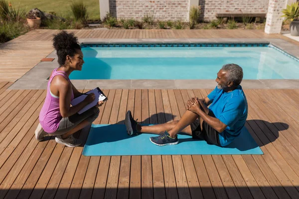 Vista Lateral Uma Treinadora Afro Americana Escrevendo Uma Prancheta Enquanto — Fotografia de Stock