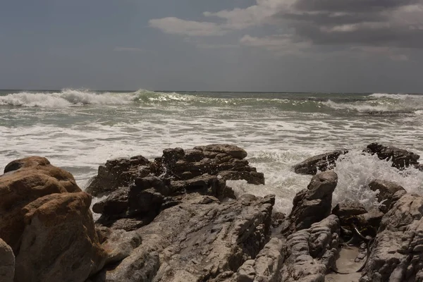 Vista Frontale Belle Onde Del Mare Che Schizzano Sulla Roccia — Foto Stock