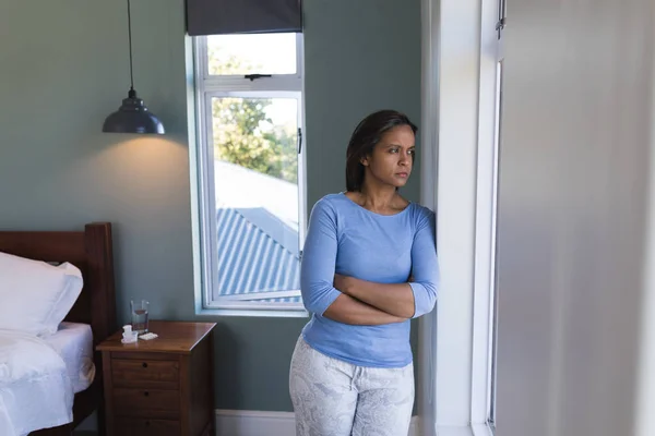 Düşünceli Bir Üst Düzey Afrikalı Amerikalı Kadın Evde Yatak Odasında — Stok fotoğraf