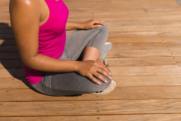 Låga Delen Vackra Unga Afroamerikanska Kvinna Sitter Yogaställning Bakgården Hem — Stockfoto