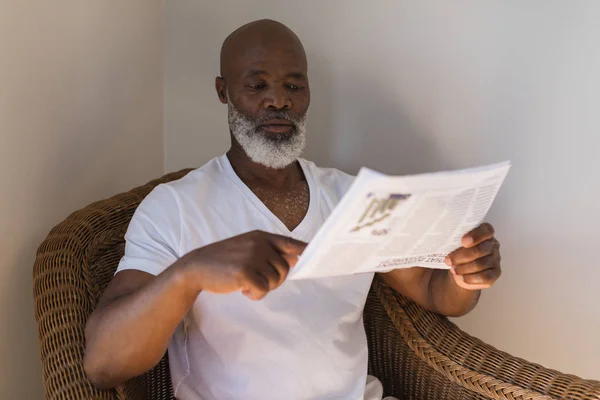 Vista Frontal Belo Homem Afro Americano Sênior Lendo Jornal Uma — Fotografia de Stock