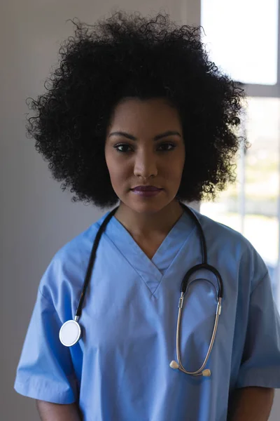 Retrato Hermosa Joven Afroamericana Médico Con Estetoscopio Pie Casa — Foto de Stock