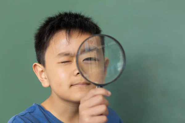 Vooraanzicht Van Aziatische Schooljongen Zoek Vergrootglas Tegen Greenboard Een Klaslokaal — Stockfoto