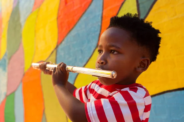 Sidovy Oskyldiga Afro Amerikanska Skolpojke Spela Flöjt Instrument Skolgården — Stockfoto