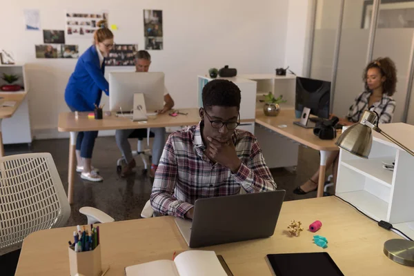 Genç Afro Amerikan Erkek Yönetici Çalışma Üstünde Laptop Modern Ofis — Stok fotoğraf