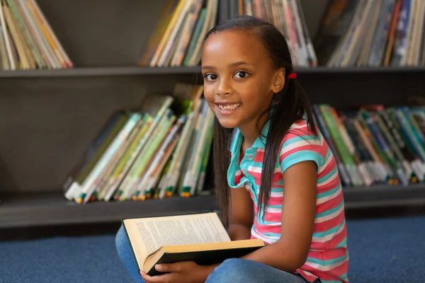 Vue Face Une Heureuse Écolière Métissée Lisant Livre Bibliothèque École — Photo