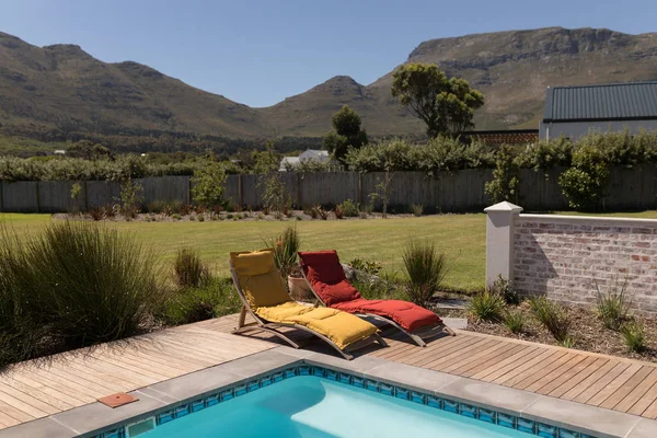 Leere Liegestühle Neben Dem Swimmingpool Hinterhof Des Hauses — Stockfoto