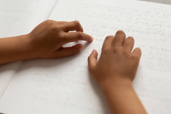 Close Mestiço Cegos Escolares Mãos Lendo Livro Braille Sala Aula — Fotografia de Stock