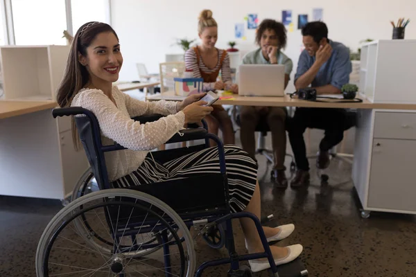 Seitenansicht Einer Hübschen Behinderten Mischlingshündin Die Büro Die Kamera Lächelt — Stockfoto