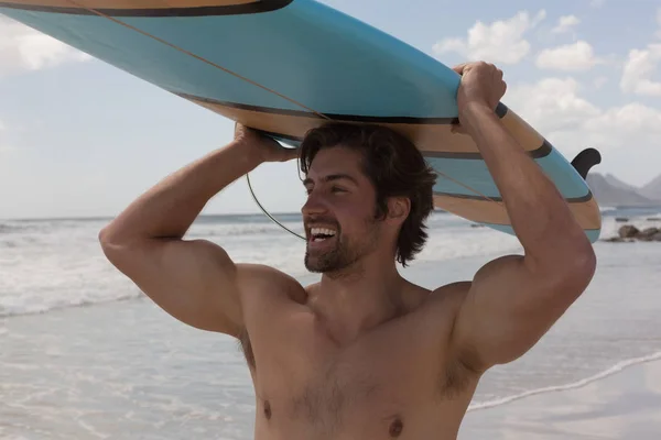 Vista Frontal Surfista Macho Feliz Sonriendo Llevando Tabla Surf Cabeza —  Fotos de Stock