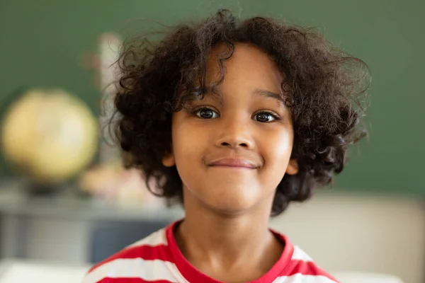 Framifrån Blandad Race Skolpojke Tittar Kameran Ett Klassrum Grundskolan — Stockfoto