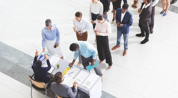 Hoge Hoek Weergave Diverse Mensen Uit Het Bedrijfsleven Inchecken Tafel — Stockfoto