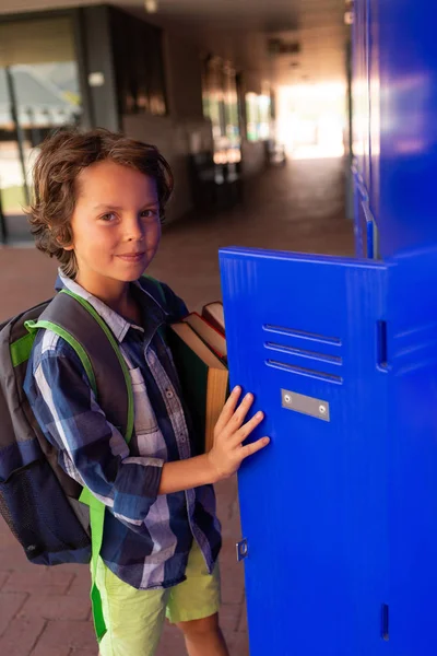 Zijaanzicht Van Een Schattig Kaukasische Schooljongen Openen Van Locker Kleedkamer — Stockfoto