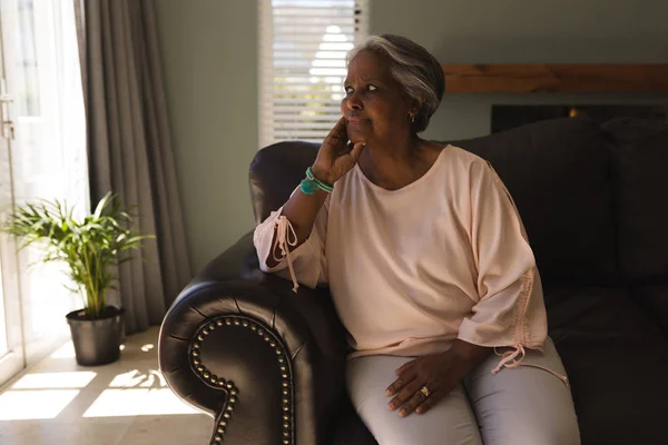 Вигляд Спереду Вдумливі Старший Афро Американських Жінки Розслабляючий Дивані Вітальні — стокове фото