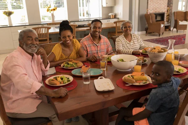 Portret African American Rodziny Wielopokoleniowe Siedząc Przy Stole Posiłek Razem — Zdjęcie stockowe
