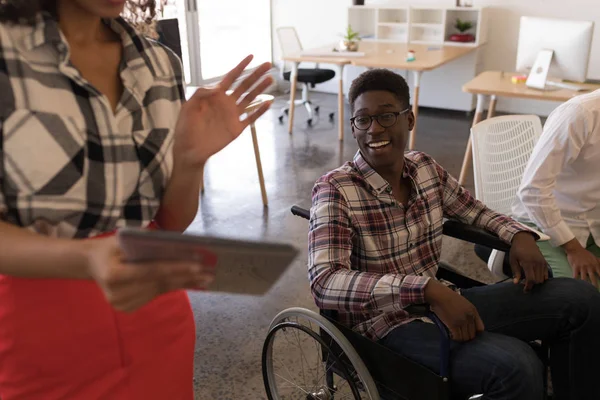 Seitenansicht Von Behinderten Jungen Afrikanisch Amerikanischen Männlichen Führungskräften Die Modernen — Stockfoto