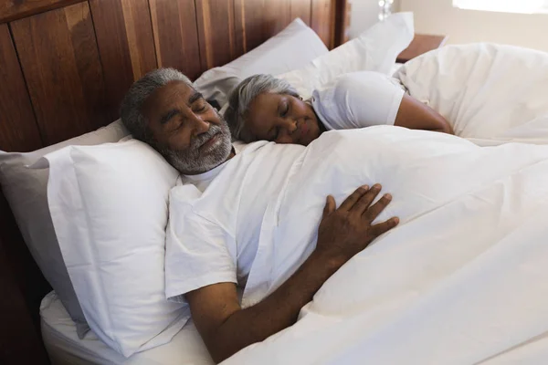 Primer Plano Una Pareja Afroamericana Mayor Durmiendo Juntos Dormitorio Casa — Foto de Stock