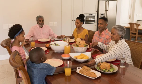 Vista Alto Ângulo Uma Família Afro Americana Várias Gerações Segurando — Fotografia de Stock