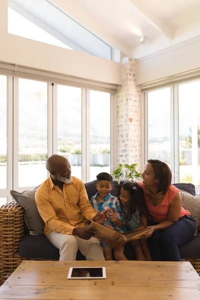 Čelní Pohled Šťastné Afroamerické Vícegenerační Rodiny Čtení Knihy Příběh Zatímco — Stock fotografie