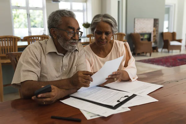 Vista Frontal Casal Ativo Idosos Afro Americanos Discutindo Sobre Faturas — Fotografia de Stock