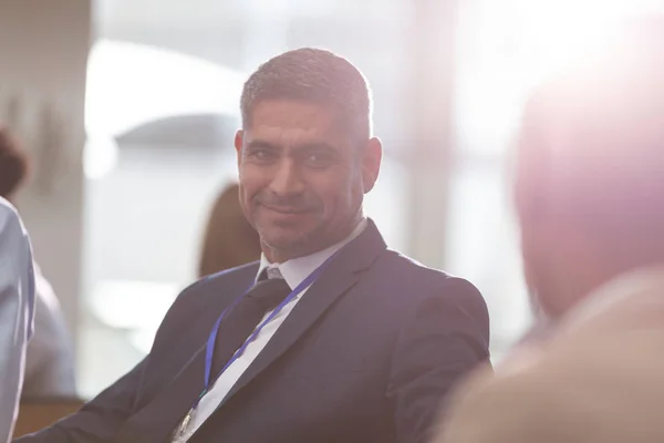 Frontansicht Eines Lächelnden Gemischten Geschäftsmannes Der Bei Einem Seminar Bürogebäude — Stockfoto