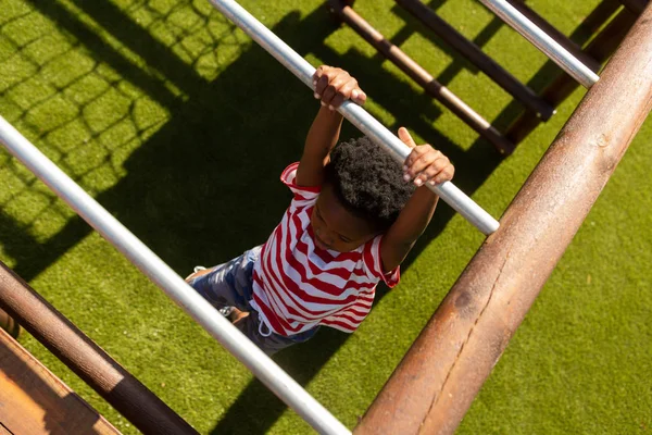 Vista Ángulo Alto Lindo Colegial Afroamericano Jugando Escalera Horizontal Patio —  Fotos de Stock