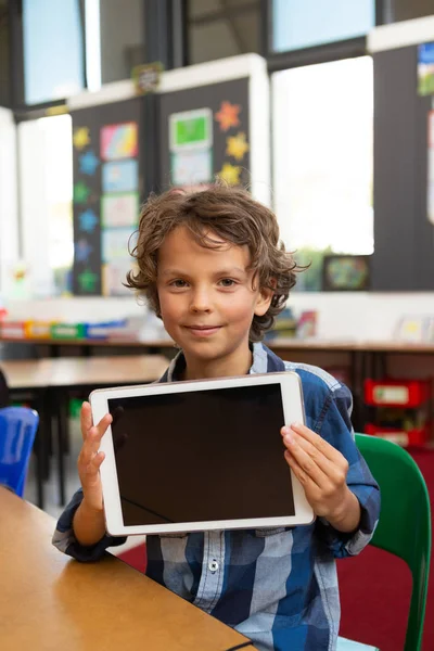 Dijital Tablet Tutarak Okul Kütüphanesinde Kamerada Bakarak Bir Kafkas Liseli — Stok fotoğraf