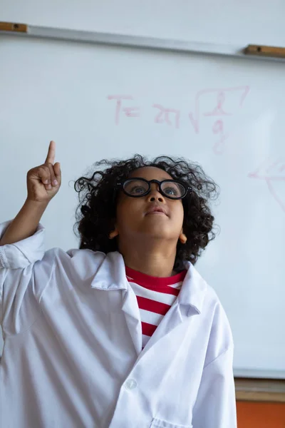 Vue Face Écolier Métis Pointant Doigt Devant Tableau Blanc Laboratoire — Photo