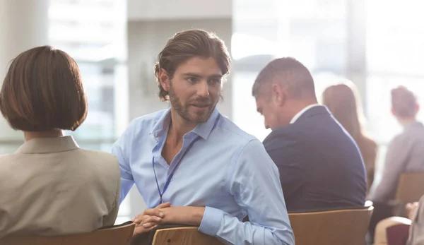 Achteraanzicht Van Jonge Kaukasische Zakenman Interactie Met Zijn Collega Tijdens — Stockfoto