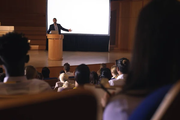 Vooraanzicht Van Gemengd Ras Zakenman Geven Van Presentatie Witte Projector — Stockfoto