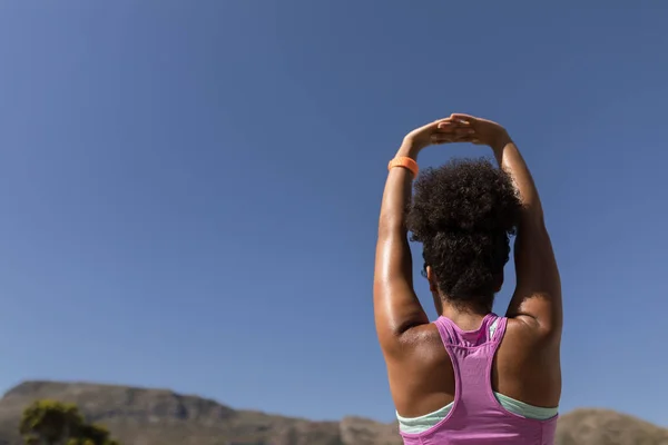 Vista Ángulo Bajo Mujer Afroamericana Realizando Yoga Patio Trasero Casa —  Fotos de Stock