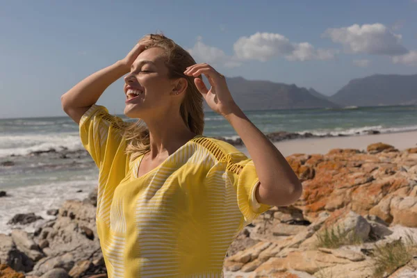 Вид Збоку Красивої Жінки Яка Посміхається Оживляє Пляжі Сонячний День — стокове фото