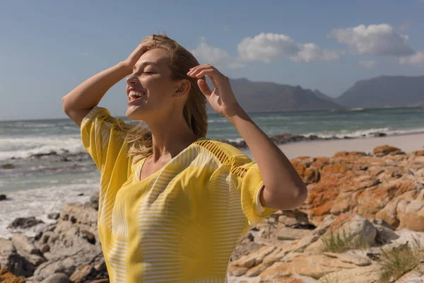 Vista Lateral Uma Bela Mulher Sorrindo Revitalizando Praia Dia Ensolarado — Fotografia de Stock