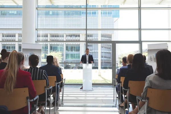 Frontansicht Eines Männlichen Geschäftsmannes Mit Gemischter Rasse Spricht Einem Business — Stockfoto