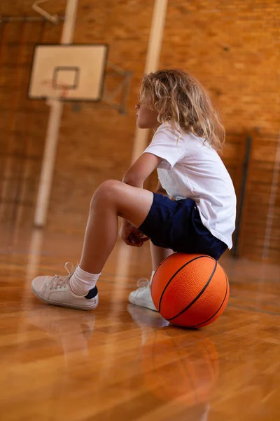 Low Angle View Schoolboy Sitting Basketball Basketball Court School — Stock Photo, Image