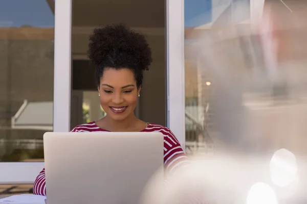 Vista Frontal Uma Bela Mulher Afro Americana Sorrindo Usando Seu — Fotografia de Stock