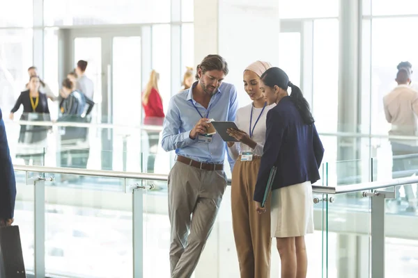 Vooraanzicht Van Jonge Divers Bedrijfsleiders Bespreken Digitale Tablet Lobby Van — Stockfoto