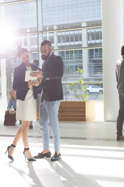 Vooraanzicht Van Uiteenlopende Zakelijke Mensen Zoek Bespreken Digitale Tablet Lobby — Stockfoto