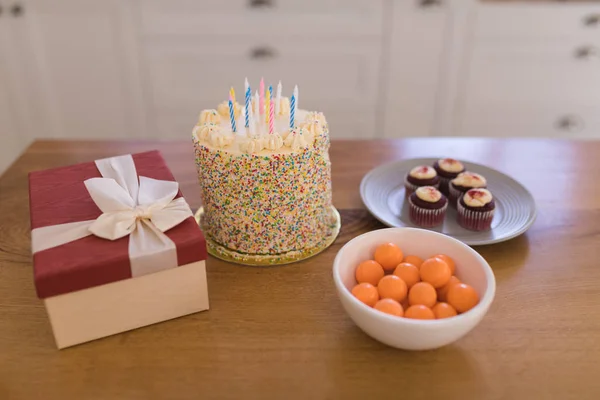 Primo Piano Deliziosa Torta Compleanno Con Spruzzi Confezione Regalo Cupcake — Foto Stock