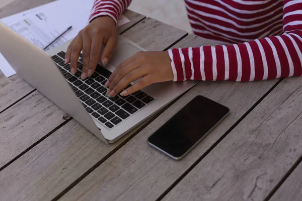 Afrikalı Amerikalı Kadın Bölümünü Onu Laptop Evde Terasta Kullanarak — Stok fotoğraf