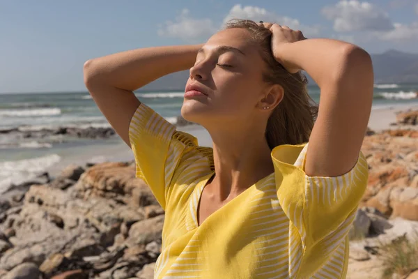 Seitenansicht Einer Schönen Frau Die Einem Sonnigen Tag Mit Geschlossenen — Stockfoto