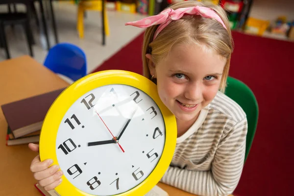 Κοντινό Πλάνο Του Μια Καυκάσιος Χαμογελώντας Μαθήτρια Κρατώντας Ένα Ρολόι — Φωτογραφία Αρχείου
