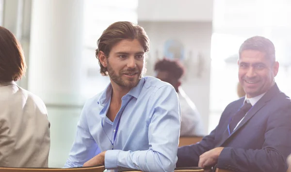 Vooraanzicht Van Kaukasische Zakenman Een Business Seminar Bijwonen Terwijl Hij — Stockfoto