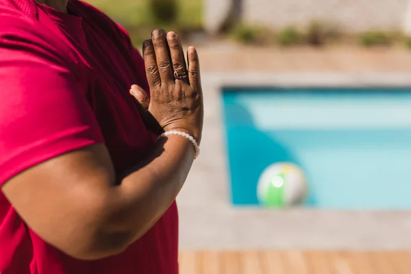 Mitten Delen Kvinna Utför Yoga Bredvid Pool Bakgården Hem — Stockfoto